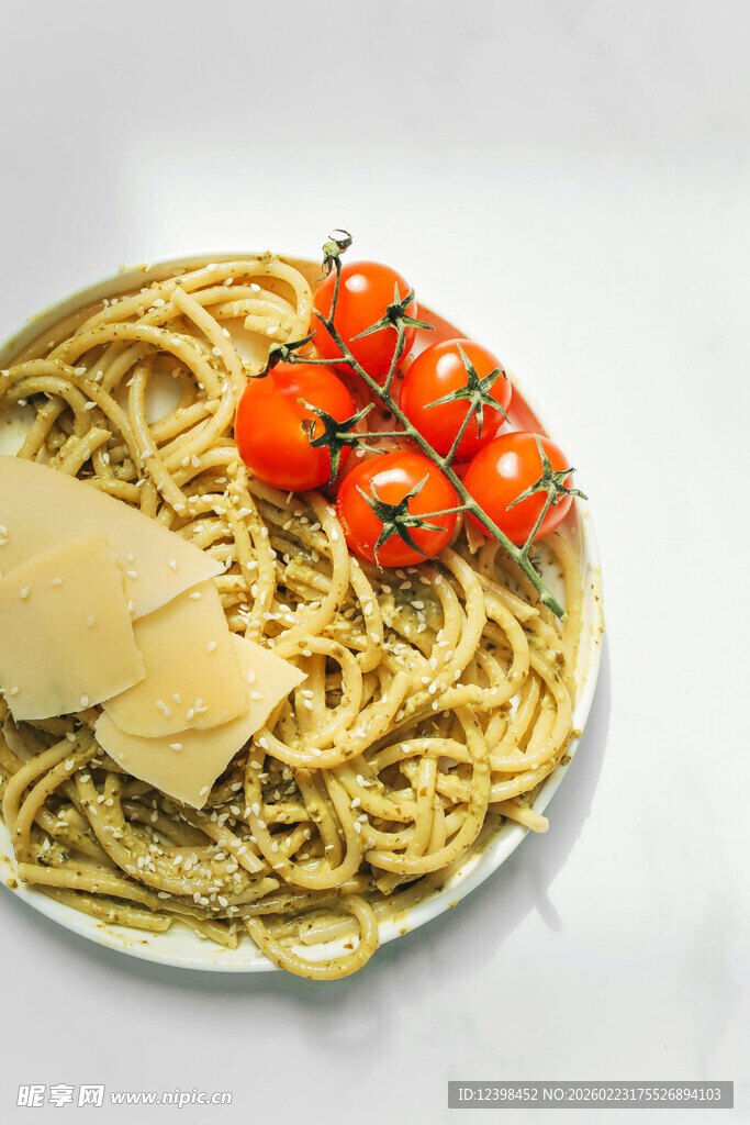 美味意面配樱桃番茄