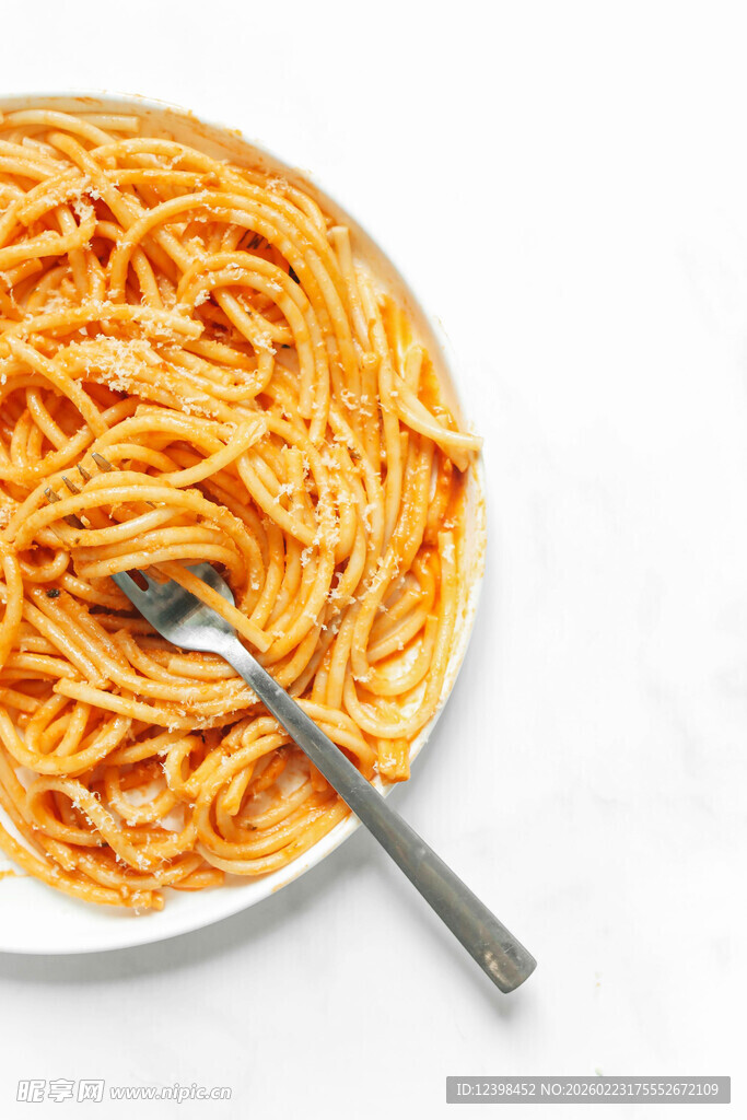 美味意大利面配银色餐叉