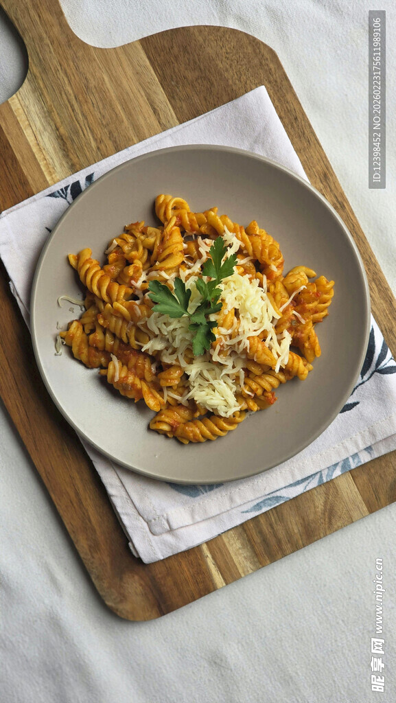 美味意面摆放在餐盘上