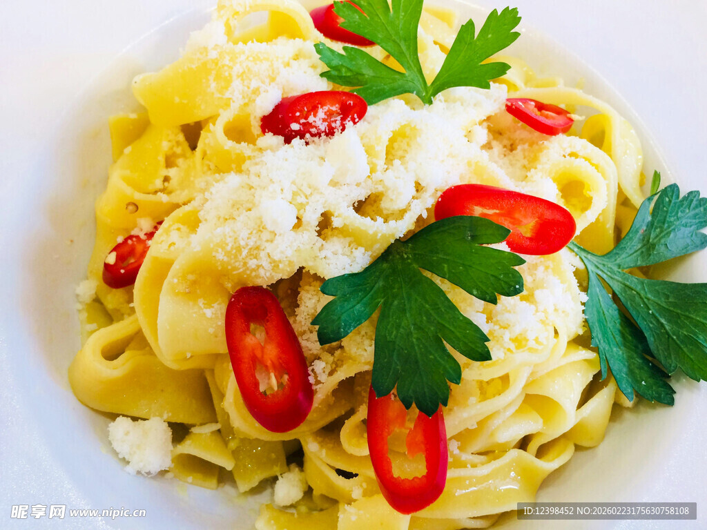 美味意面配红椒与欧芹