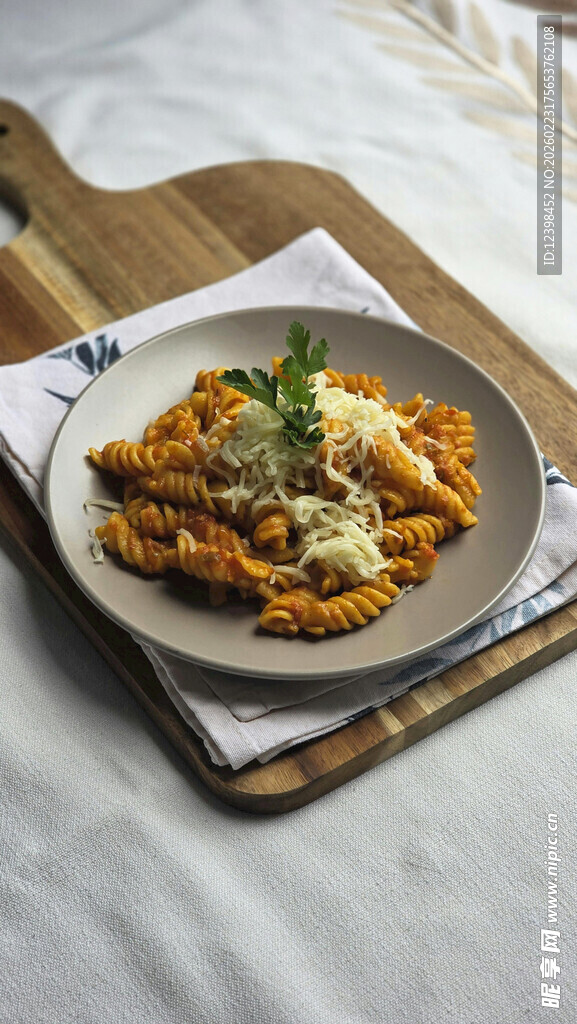 美味意面配鸡肉与蔬菜