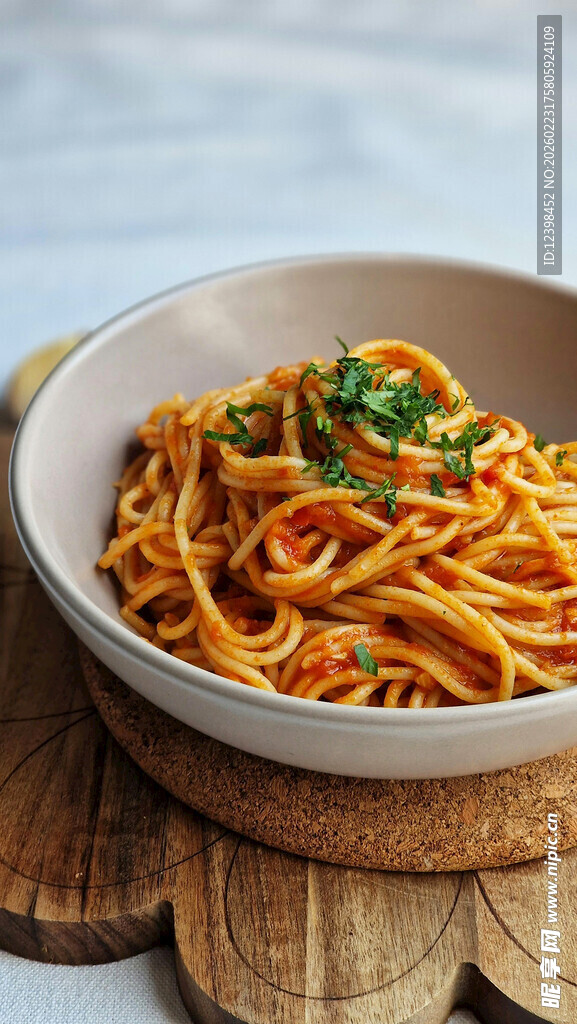 美味番茄意面摆于木垫上