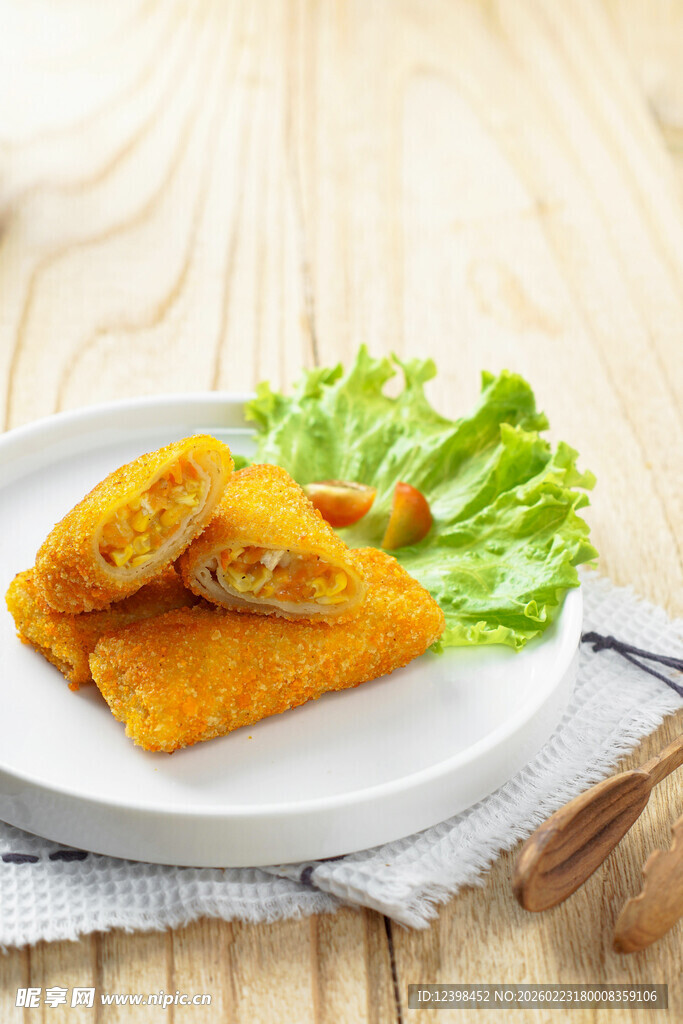 美味炸饺配新鲜生菜