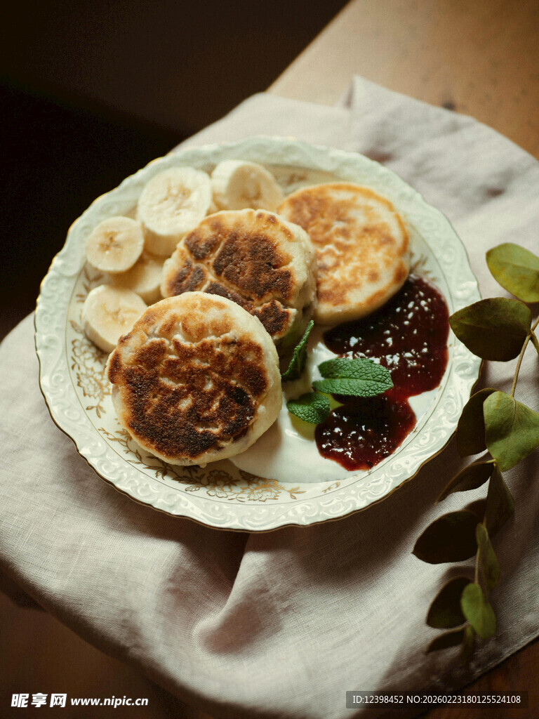 美味煎饺配蘸料与绿植