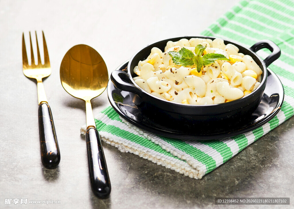 美味米饭配餐具