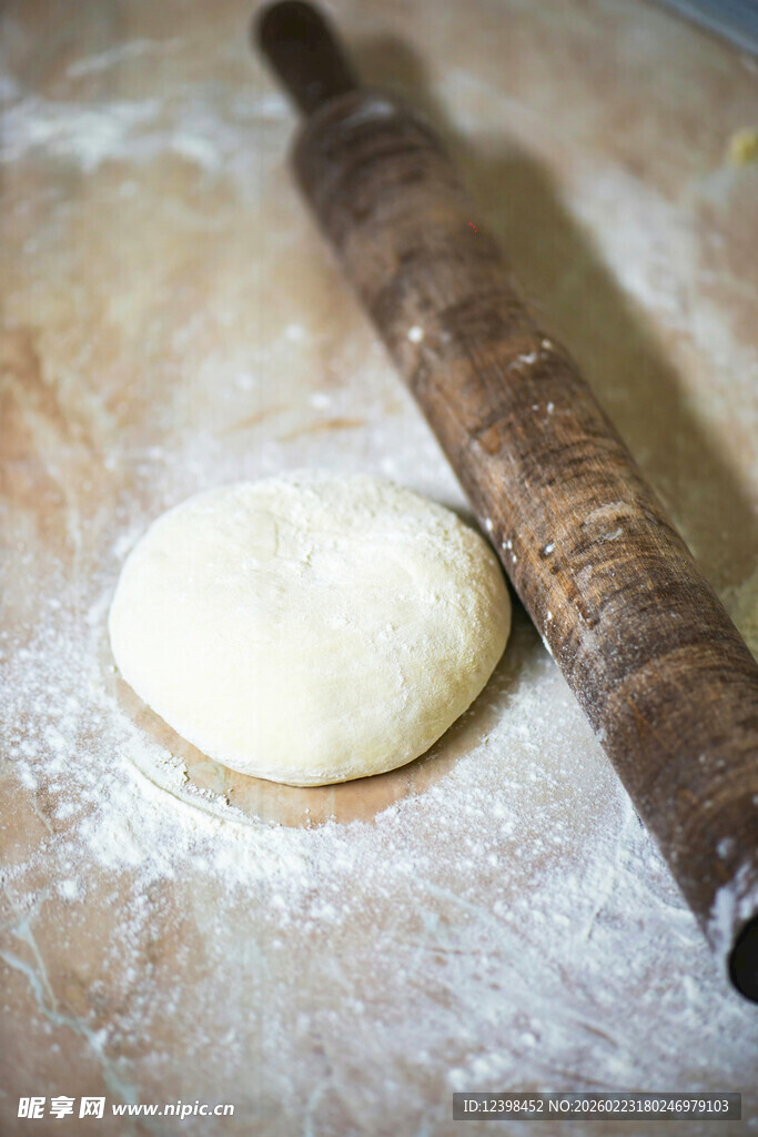 面团与擀面杖的烘焙场景