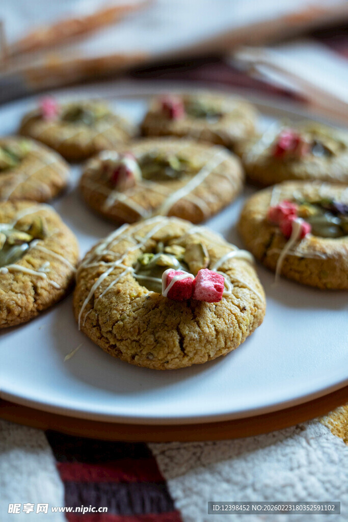美味装饰饼干摆于白盘上