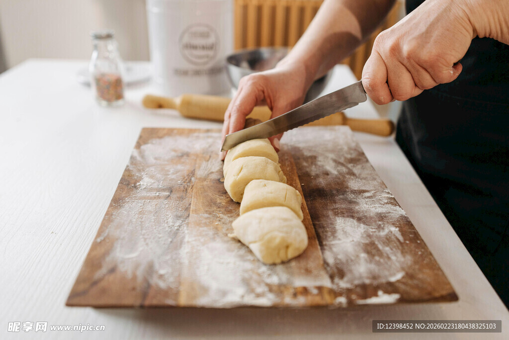 手工擀面切制面食瞬间