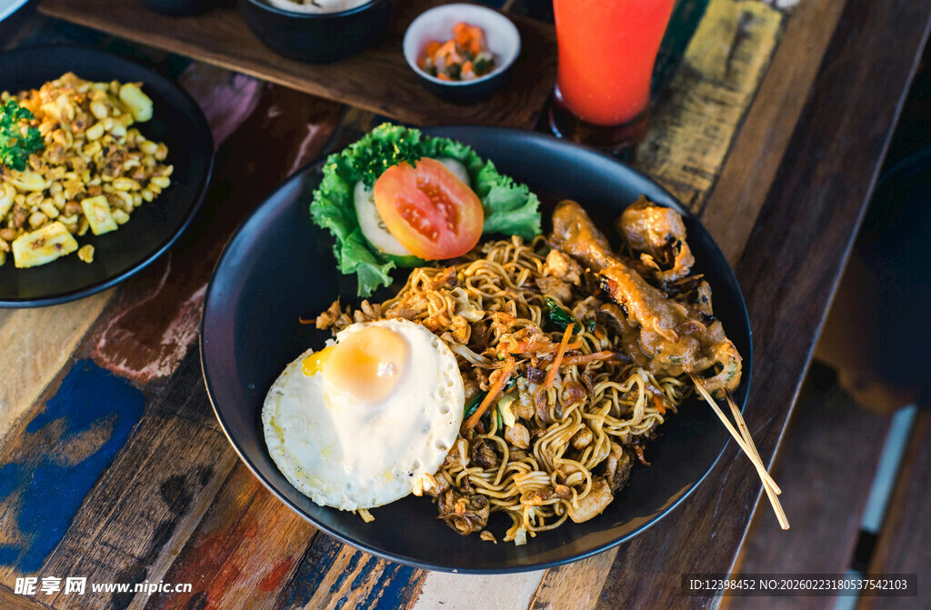 美味印尼炒面配串烧