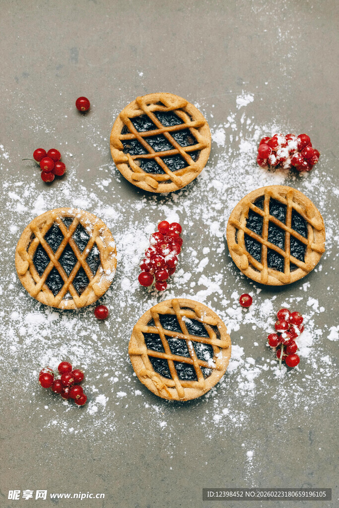 格子饼干配红色浆果