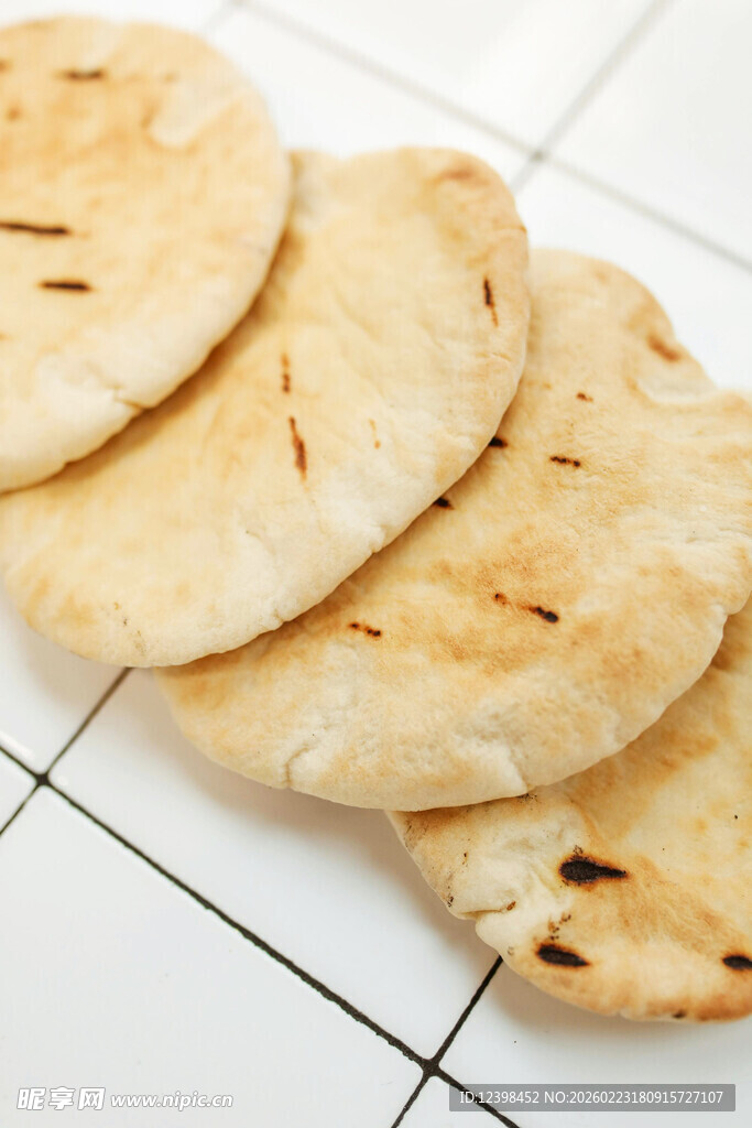 美味烤制面饼整齐摆放