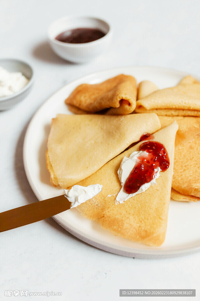 美味草莓奶油可丽饼