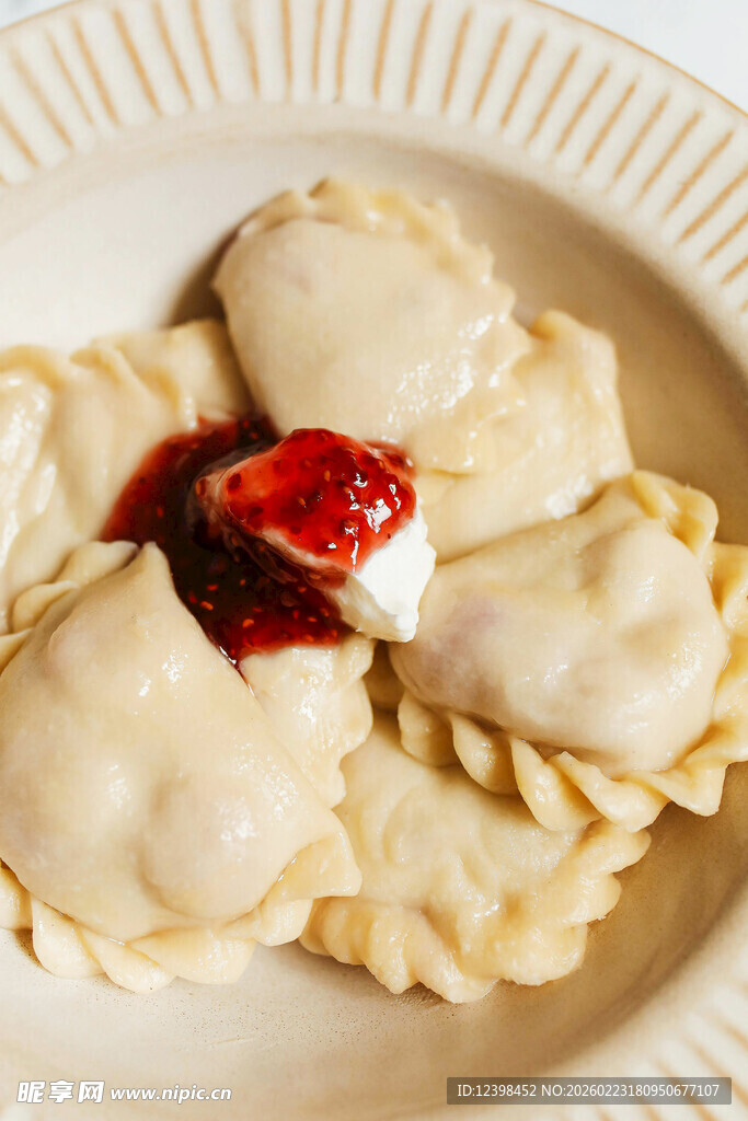 美味饺子配草莓酱