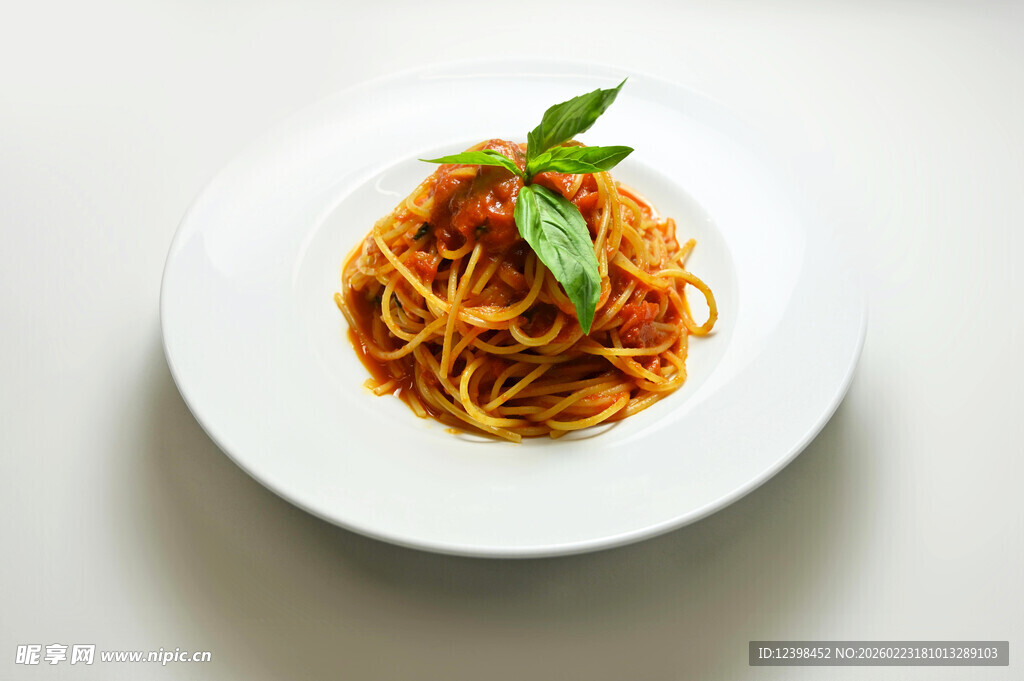 美味番茄意面配新鲜罗勒