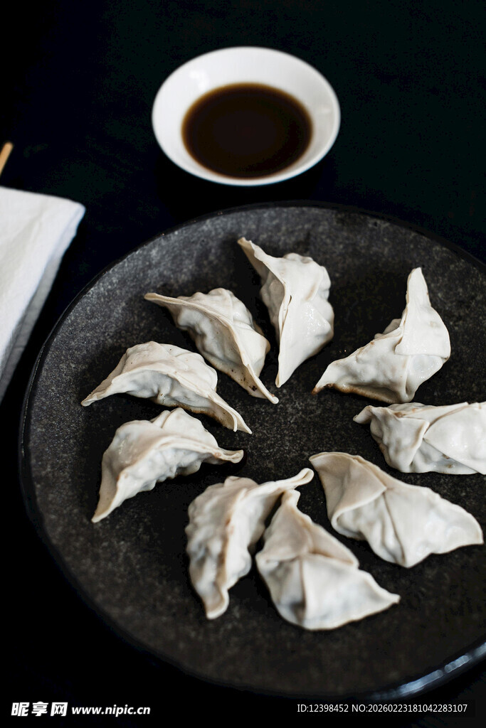 精致摆盘的美味手工饺子