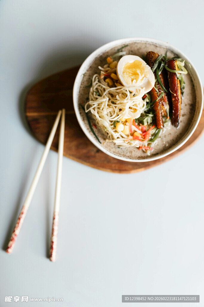 美味日式盖饭配筷子