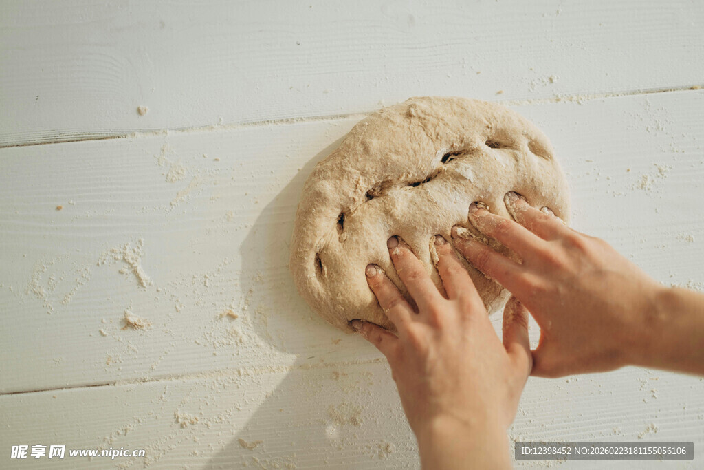 双手揉制美味面团