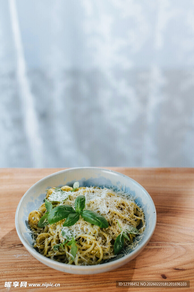 美味意面摆于木桌之上