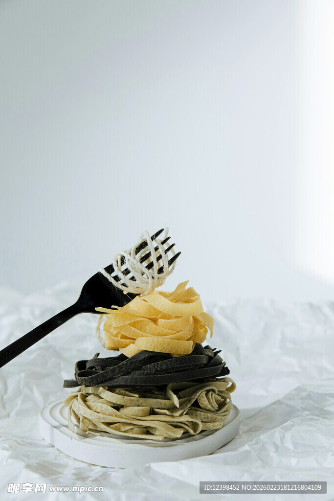 美味松饼配叉子与装饰