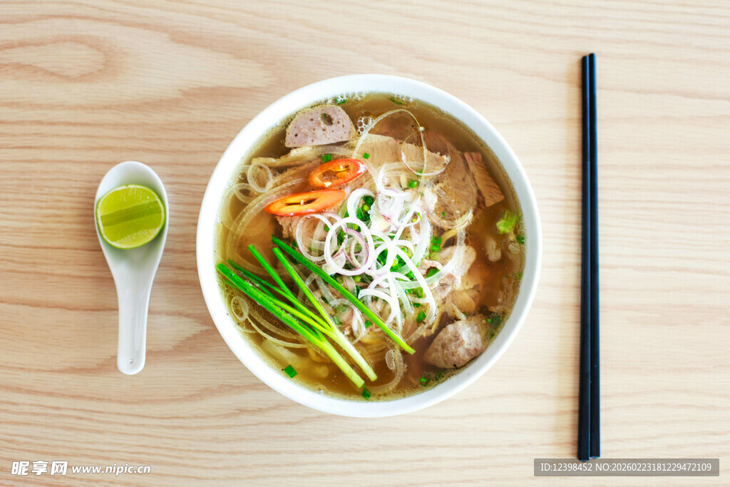 美味拉面配小碟调料