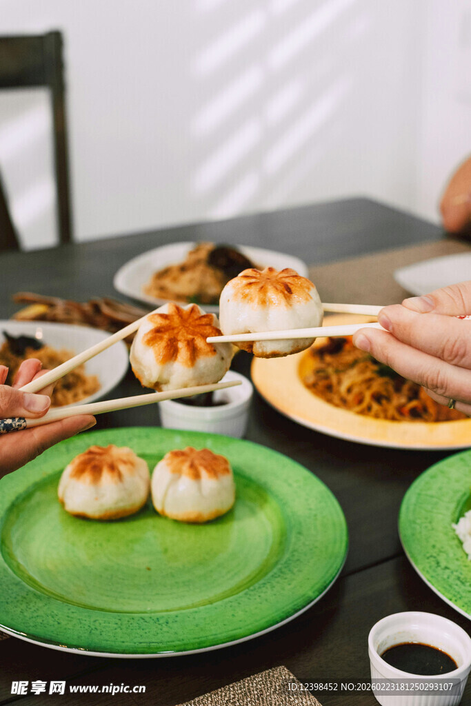 中式美味佳肴摆上餐桌