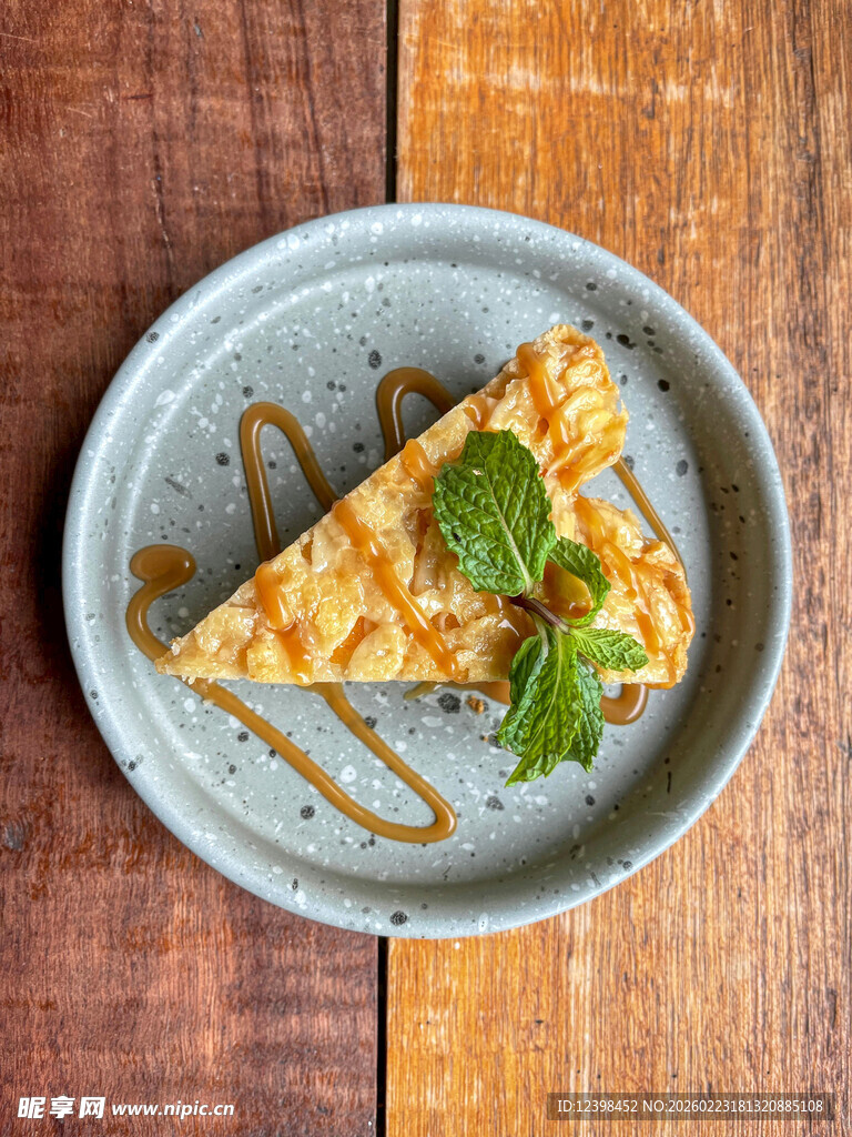 美味薄荷装饰三角糕点