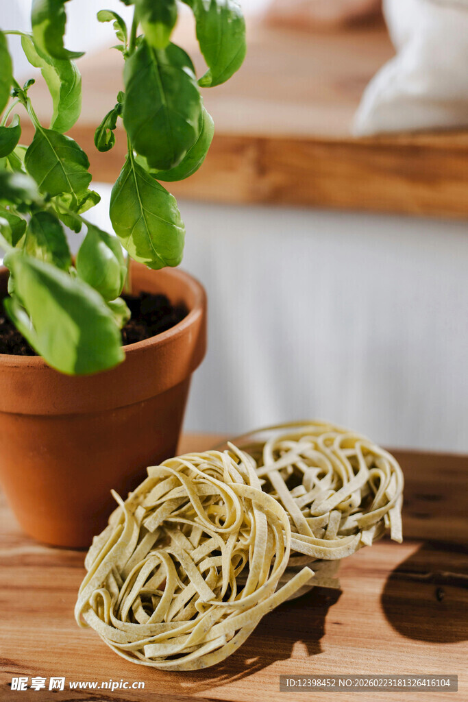 木桌上的绿植与手工面条