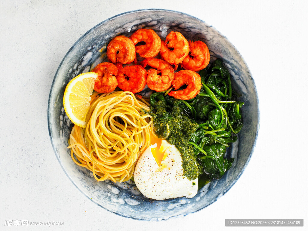 海鲜蔬菜意面配水煮蛋