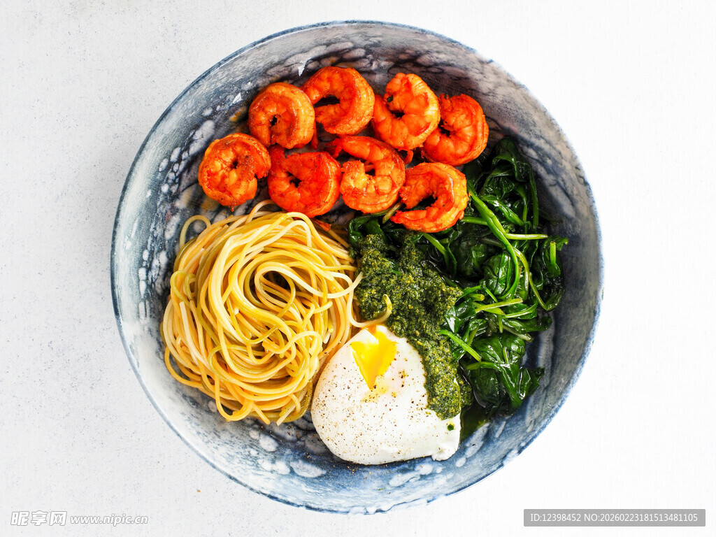 虾仁意面配溏心蛋