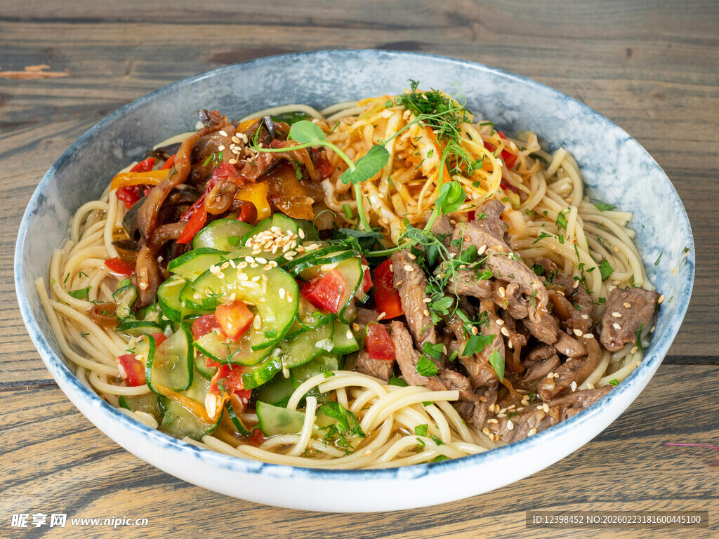 美味牛肉蔬菜拌面