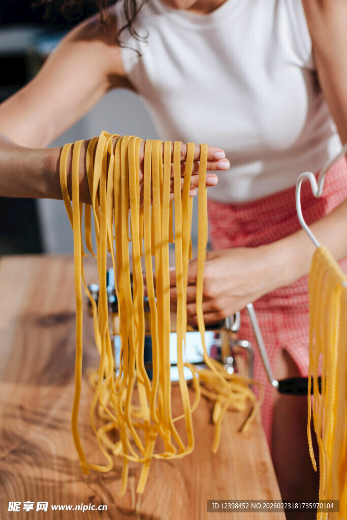 手工制作新鲜意大利面条