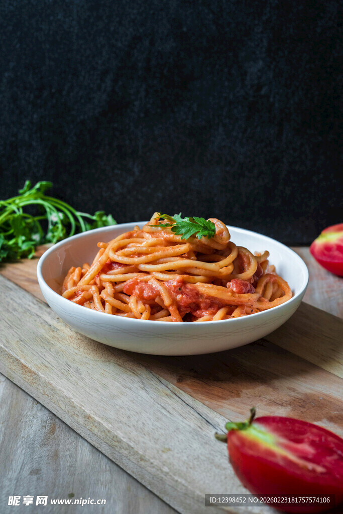 美味意面摆放在木桌上