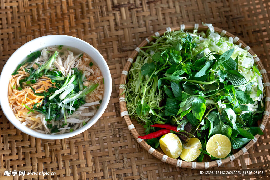 越南风味汤品与新鲜配菜