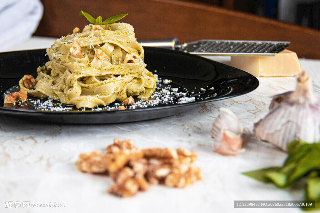 美味核桃意面摆拍特写