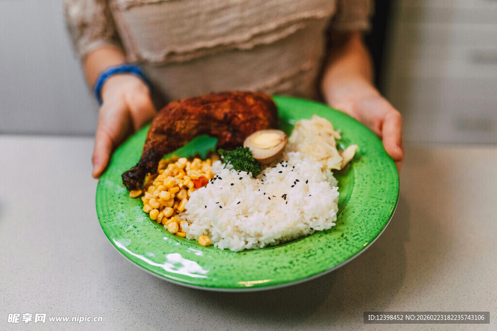 绿色盘中的丰盛餐食