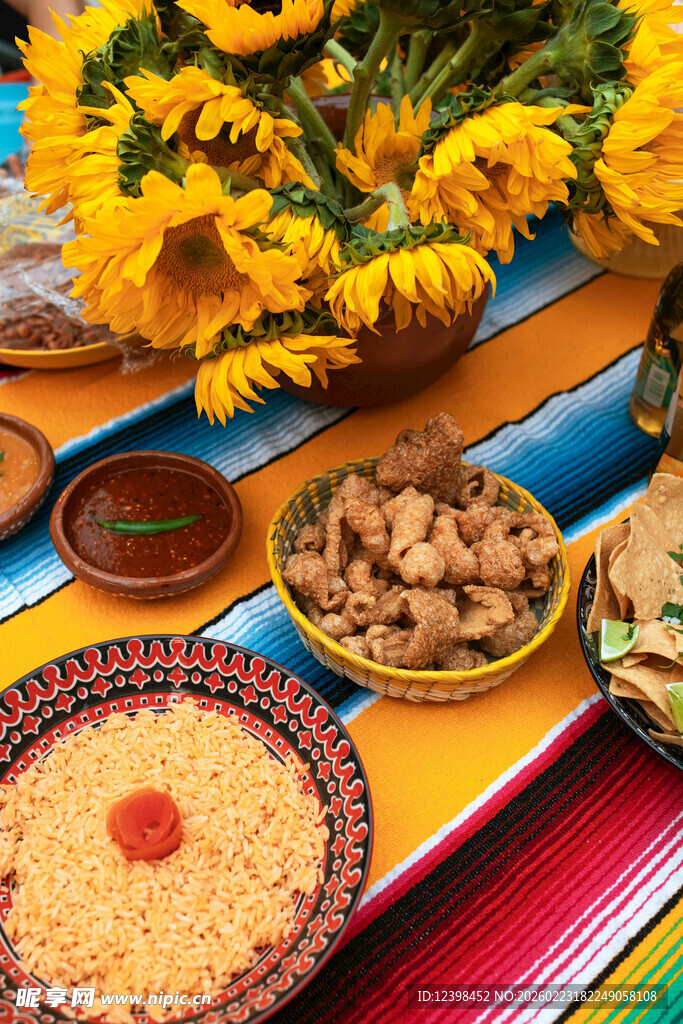 多彩桌布上的美食与鲜花