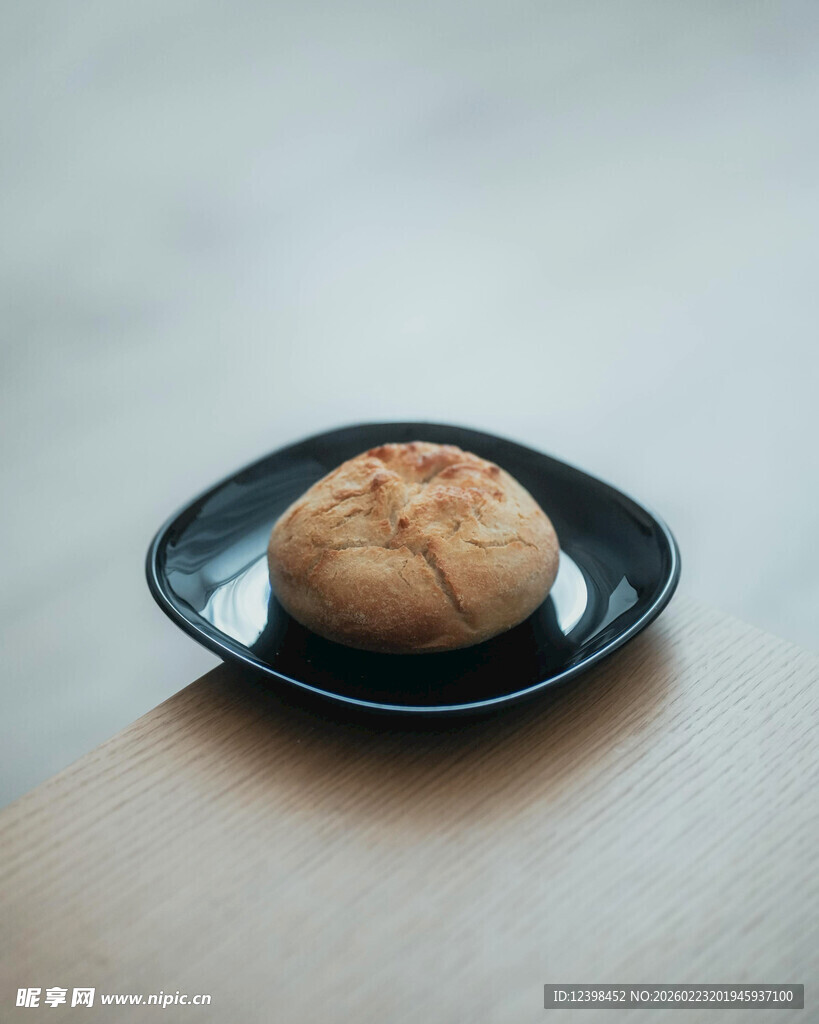 黑色碟中美味圆形糕点