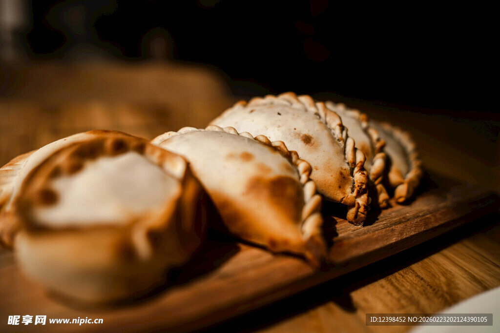 木制托盘上的美味面包