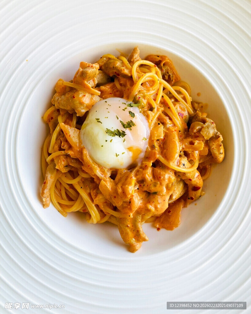 美味意面配溏心蛋