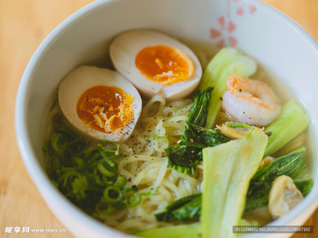 日式拉面配溏心蛋