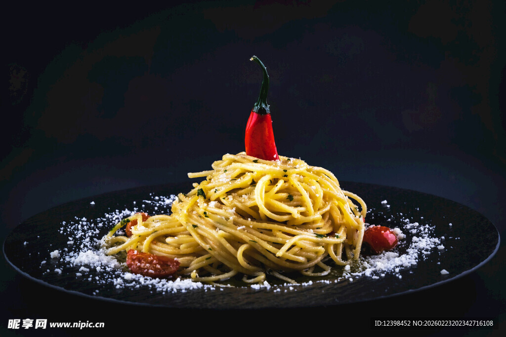 美味意大利面配红辣椒