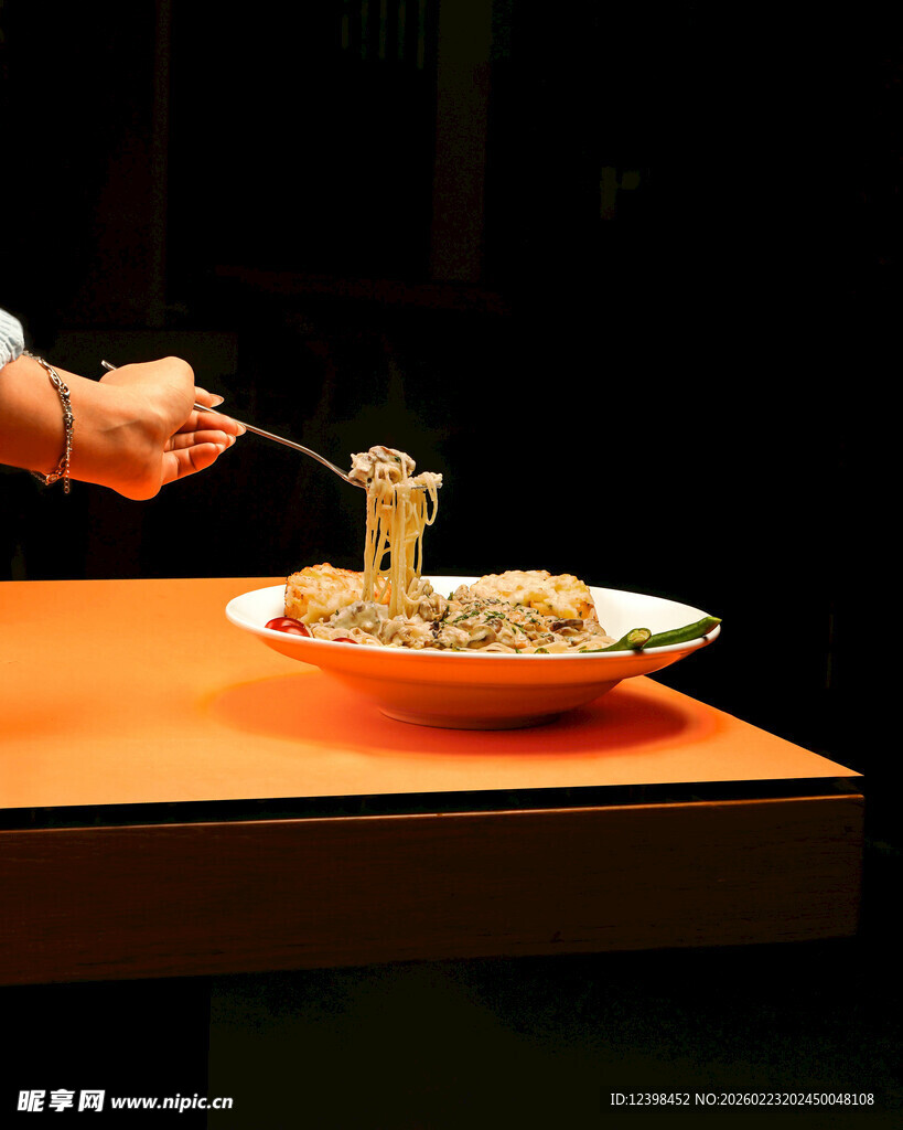 筷子夹起盘中面条