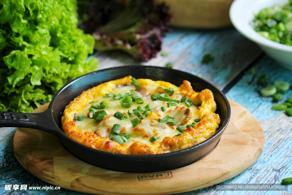 铸铁锅中的美味蔬菜烘蛋