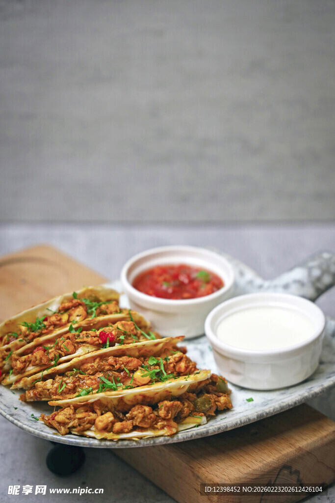 美味烤鸡肉串配蘸酱