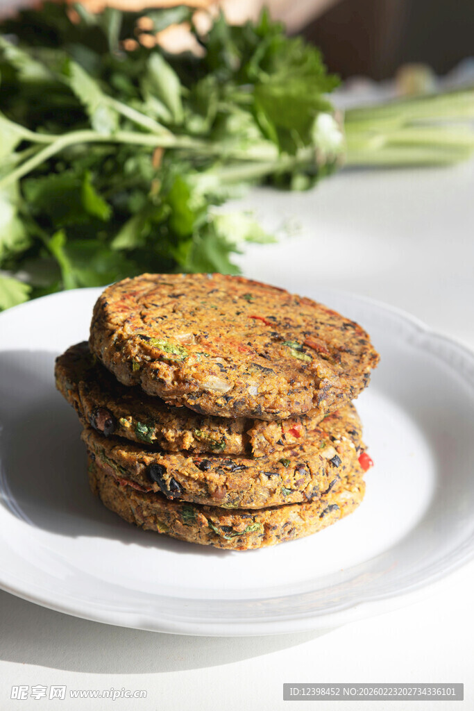 美味蔬菜煎饼置于白盘上