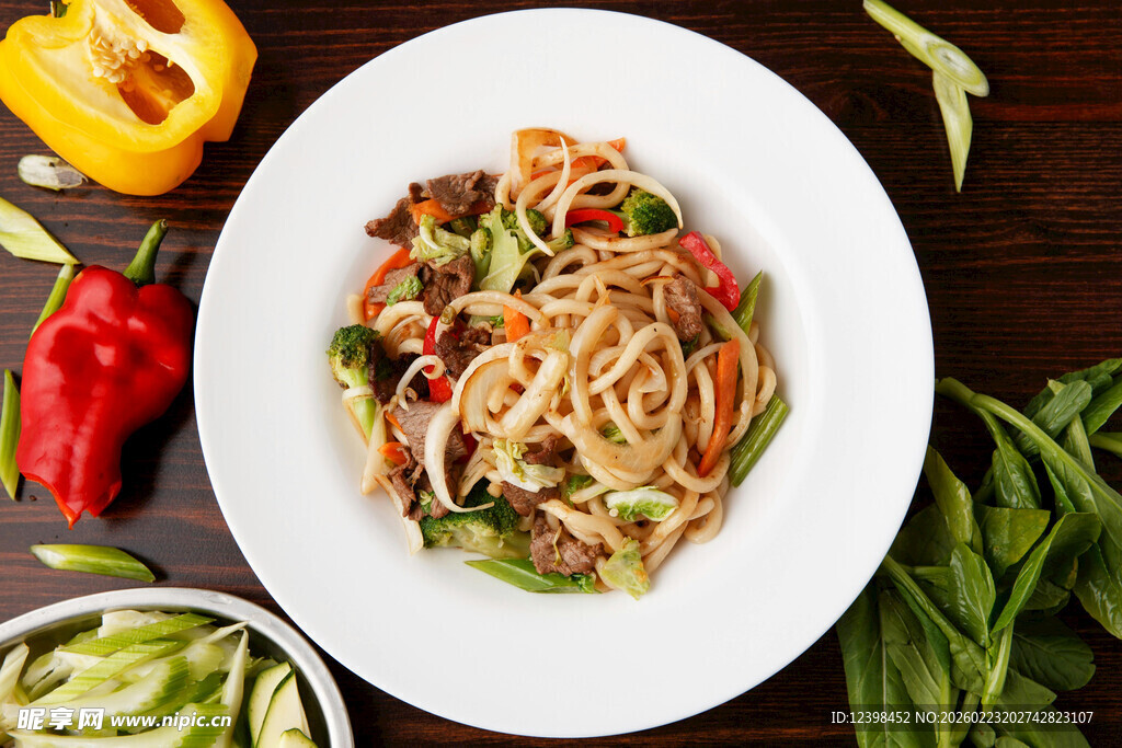 美味意面搭配多彩蔬菜