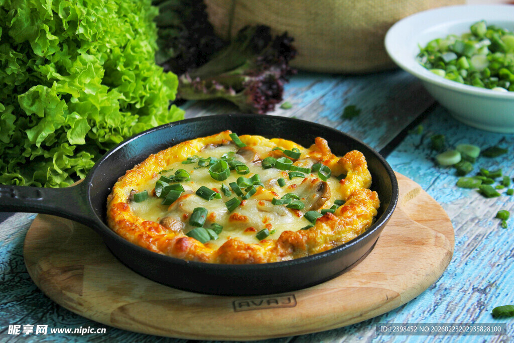 铸铁锅中的美味蔬菜烘蛋