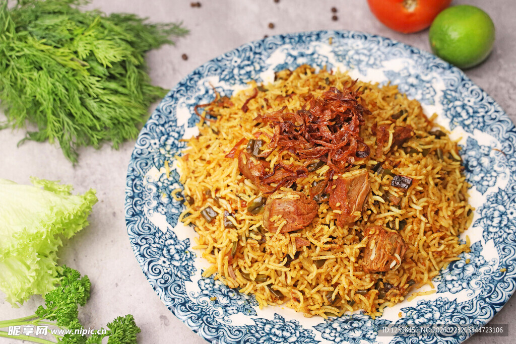 美味培根炒饭摆于蓝盘