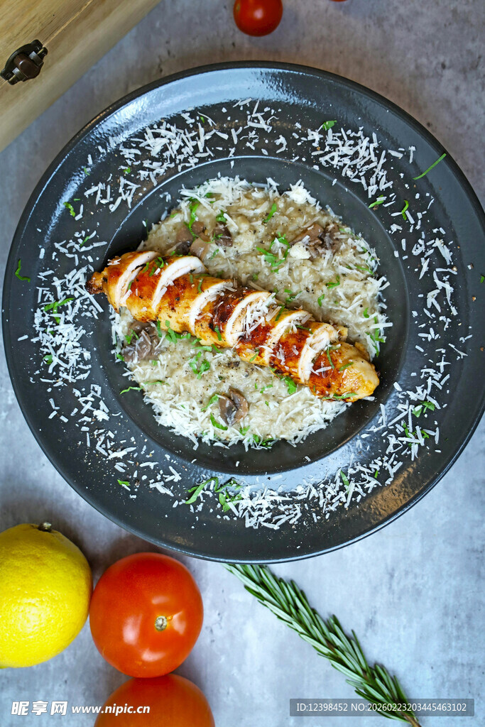 香煎鸡肉配米饭与蔬果