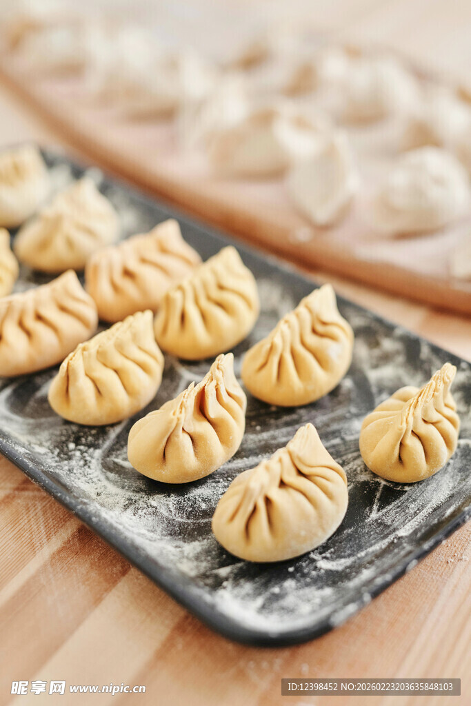 托盘上摆放的美味小馄饨